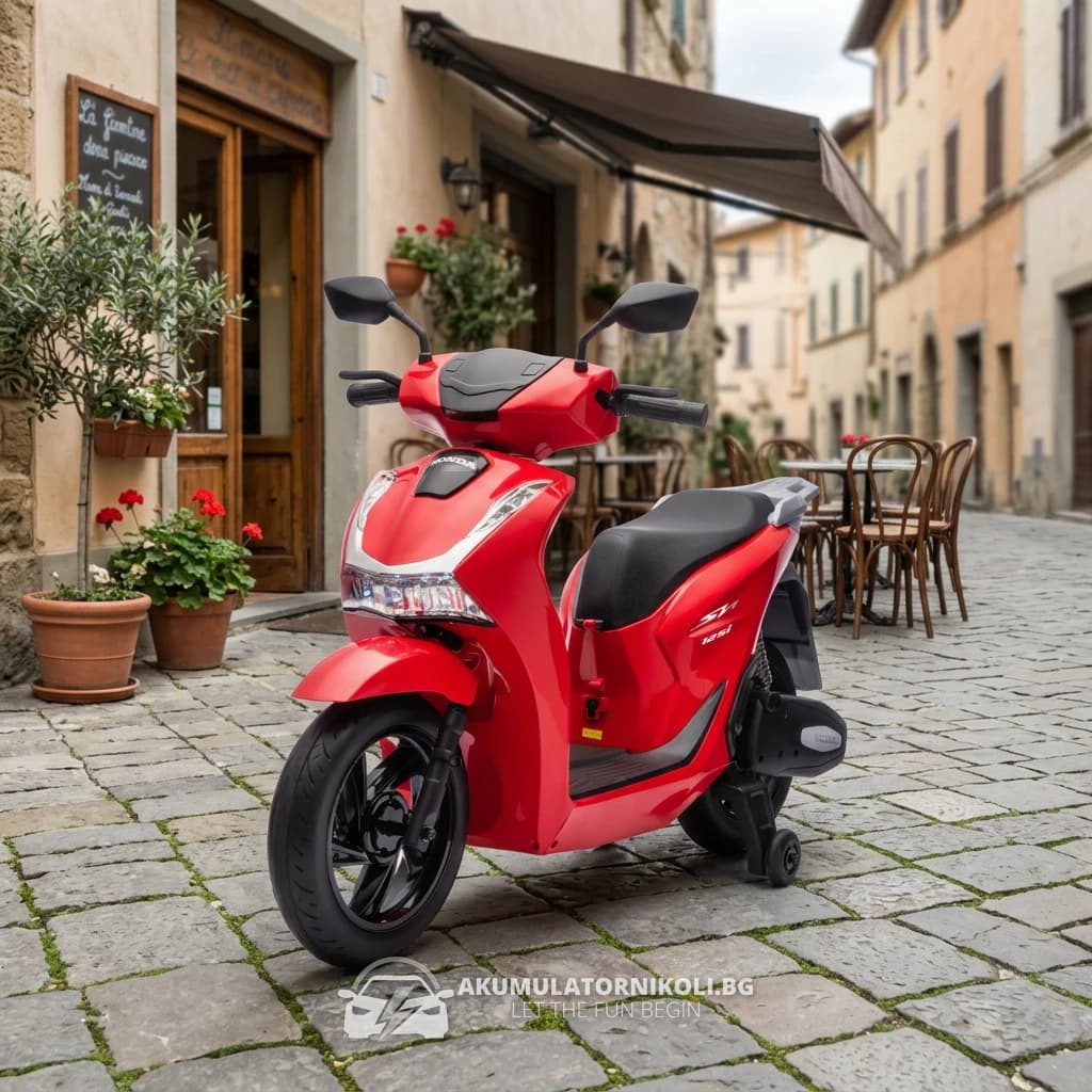 Лицензиран Акумулаторен Мотор Honda SH 125i, 12V/14Ah, Bluetooth, Помощни Колела – в червено на улица с калдъръм пред кафене, с логото на магазина