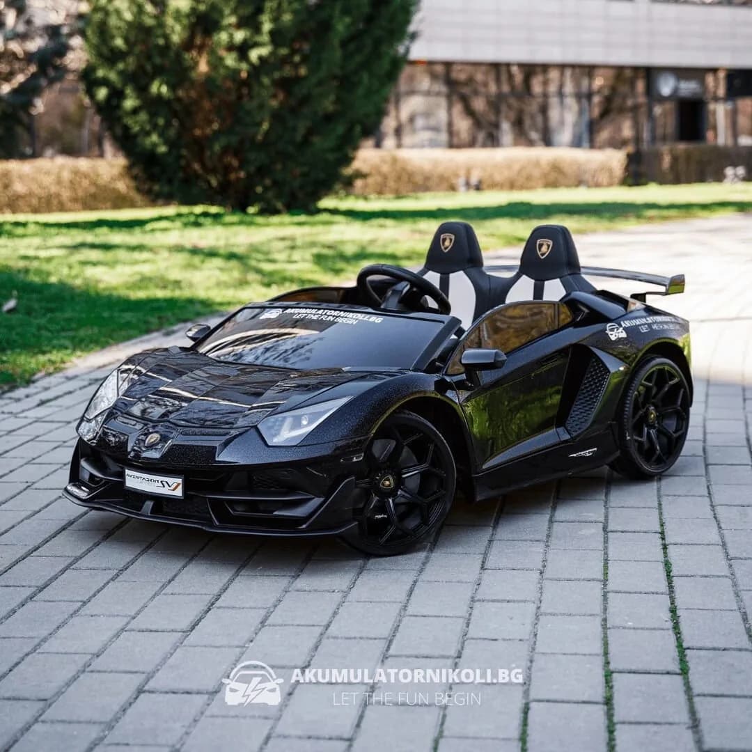 Лицензирана Акумулаторна Кола Lamborghini Aventador 2026, 24V/7Ah, 600W, R/C 2.4G, EVA гуми, Черен металик – отпред отляво на открито, с логото на магазина