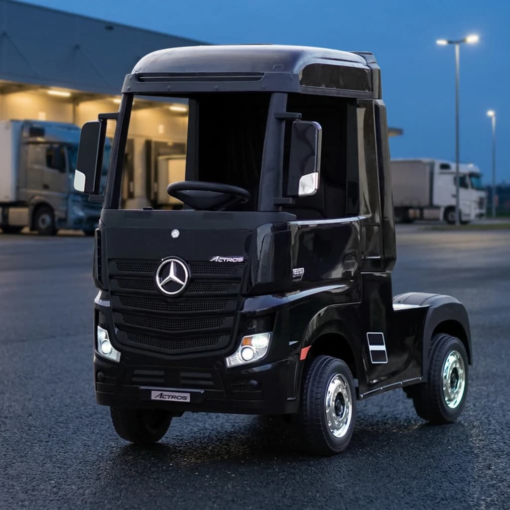 Лицензиран Акумулаторен Камион Mercedes ACTROS, 4х4, 180W, 12V/14Ah, R/C 2.4G, Кожена седалка, Черен – отпред отляво в логистичен двор привечер