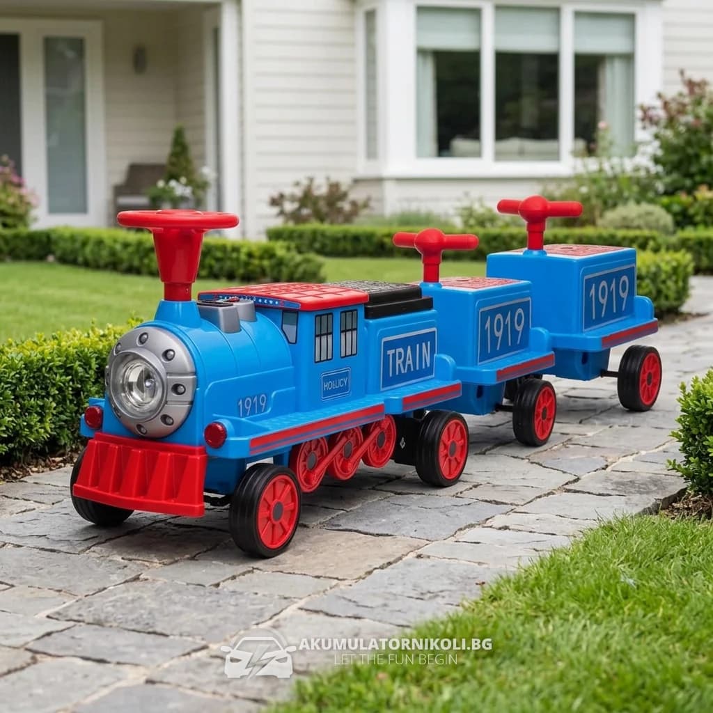 Детски Акумулаторен Влак SX1919 с 2 Вагона, за 4 Деца, 180W, 12V/14Ah, Син – отпред отляво на пътеката в двора, с логото на магазина