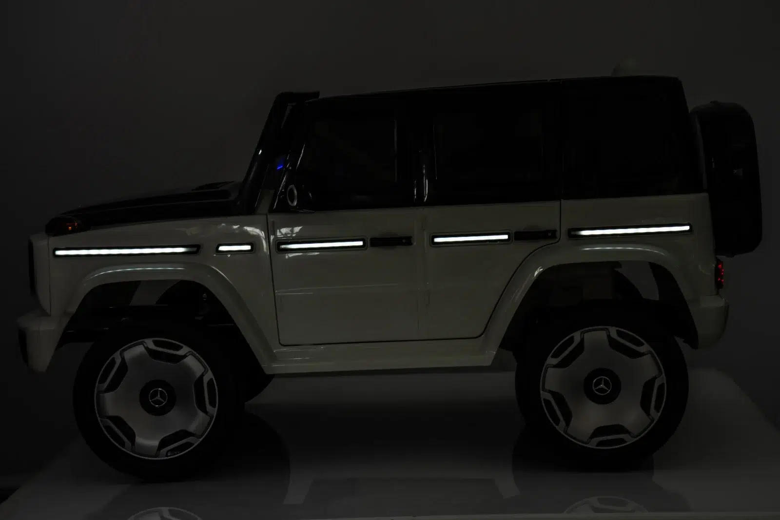 Лицензиран Акумулаторен Джип Mercedes EQG 2026, 4x4, 140W, 12V/9Ah, EVA гуми под наем - Image 8