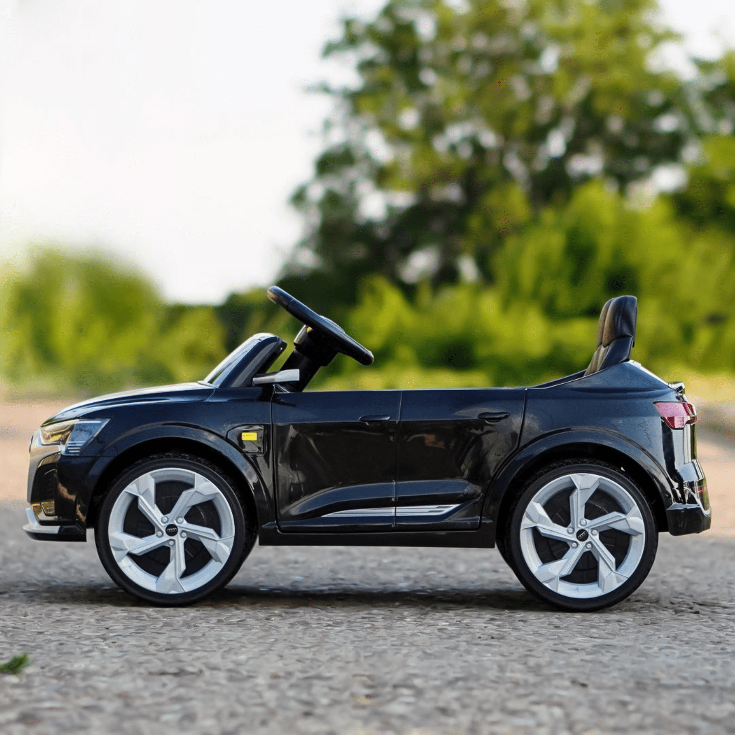 Лицензиран акумулаторен джип Audi SQ8, 70W, 12V4.5Ah, R/C 2.4G, EVA гуми - Image 3