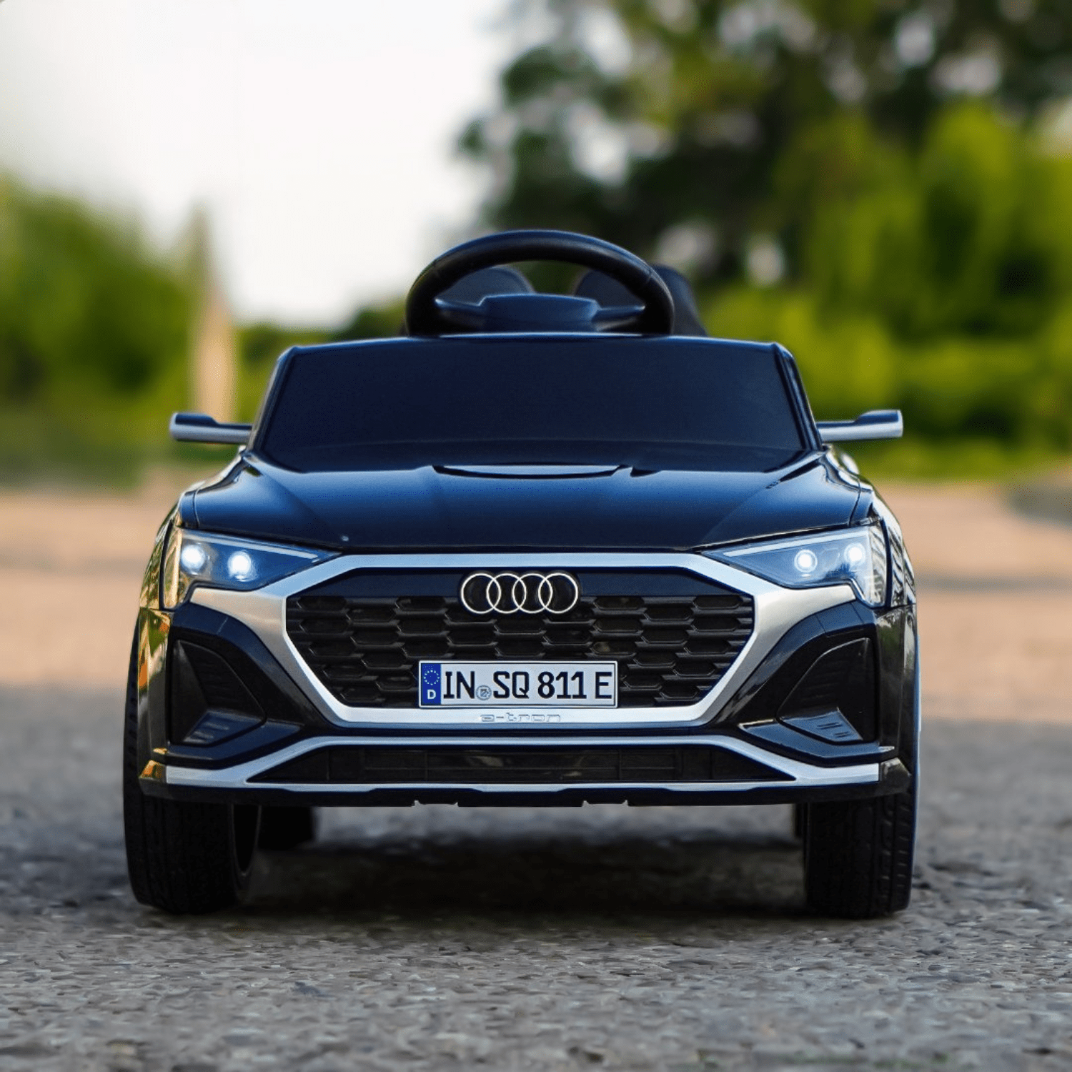 Лицензиран акумулаторен джип Audi SQ8, 70W, 12V4.5Ah, R/C 2.4G, EVA гуми - Image 2
