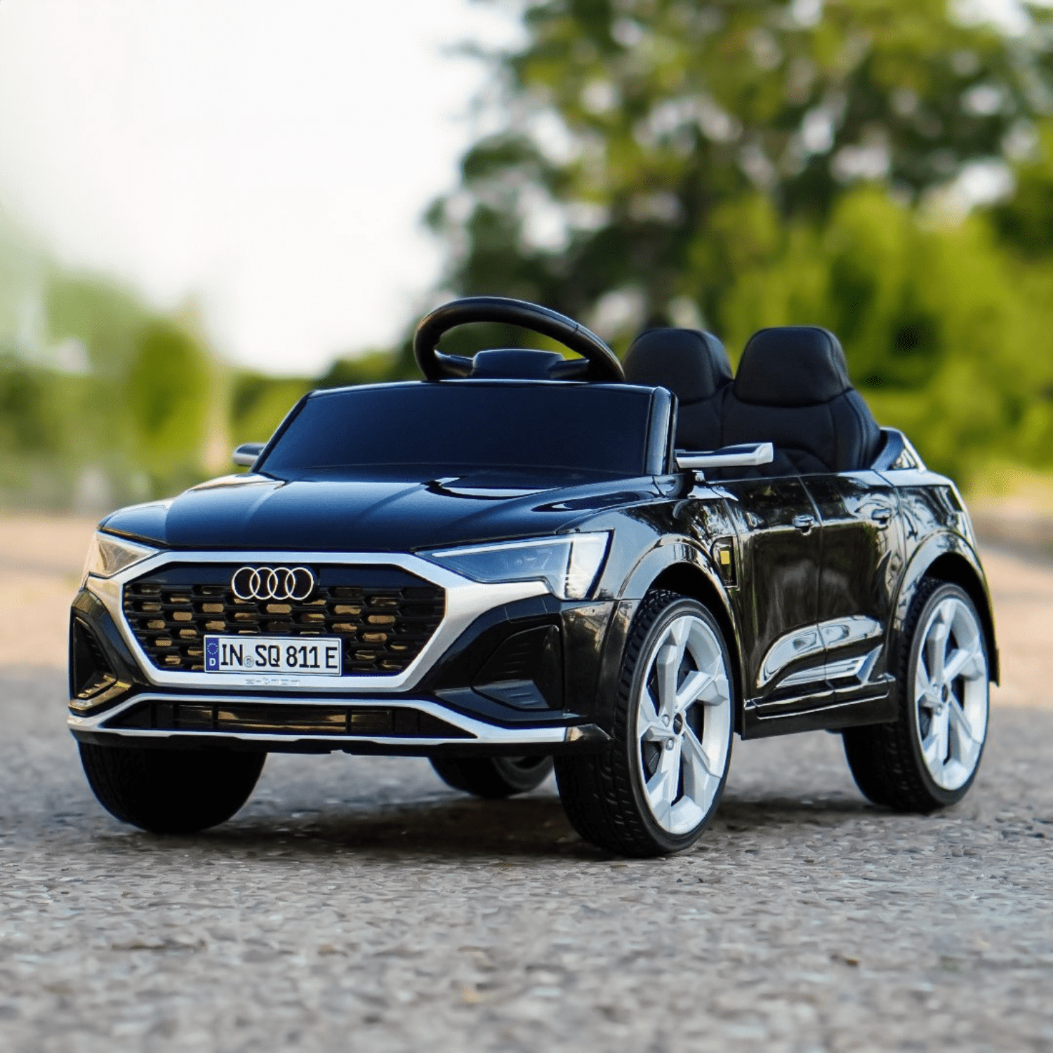 Лицензиран акумулаторен джип Audi SQ8, 70W, 12V4.5Ah, R/C 2.4G, EVA гуми - Image 4