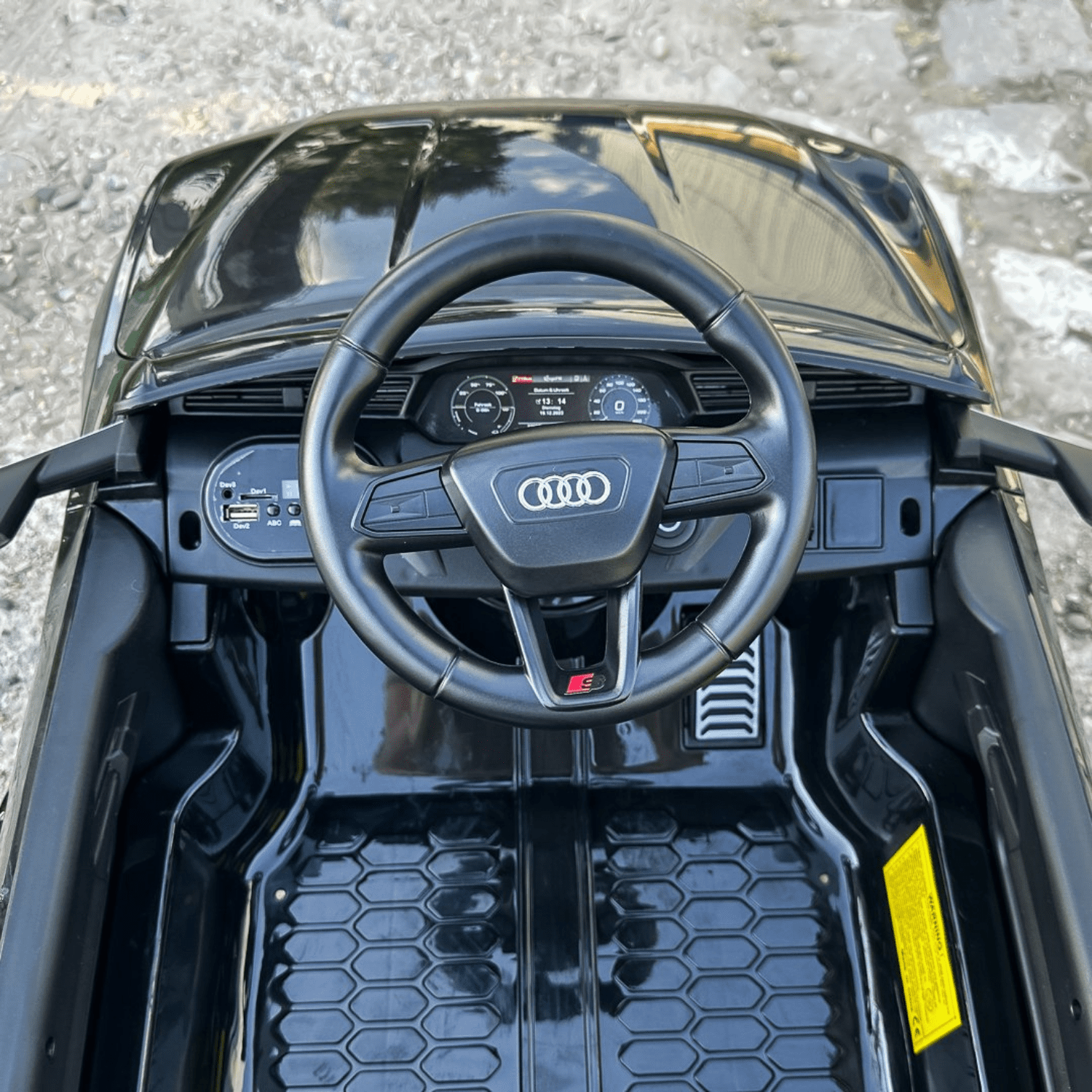 Лицензиран акумулаторен джип Audi SQ8, 70W, 12V4.5Ah, R/C 2.4G, EVA гуми - Image 6