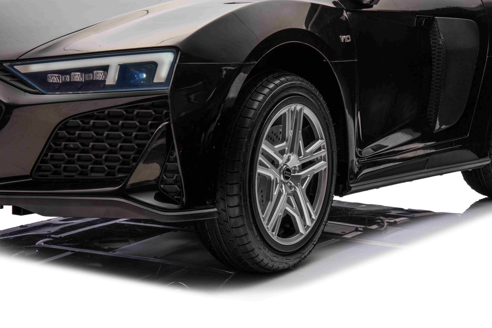 Лицензирана Акумулаторна Кола Audi R8 Premium, 200W, 24V/14Ah, Помпещи гуми, R/C 2.4G - Image 16