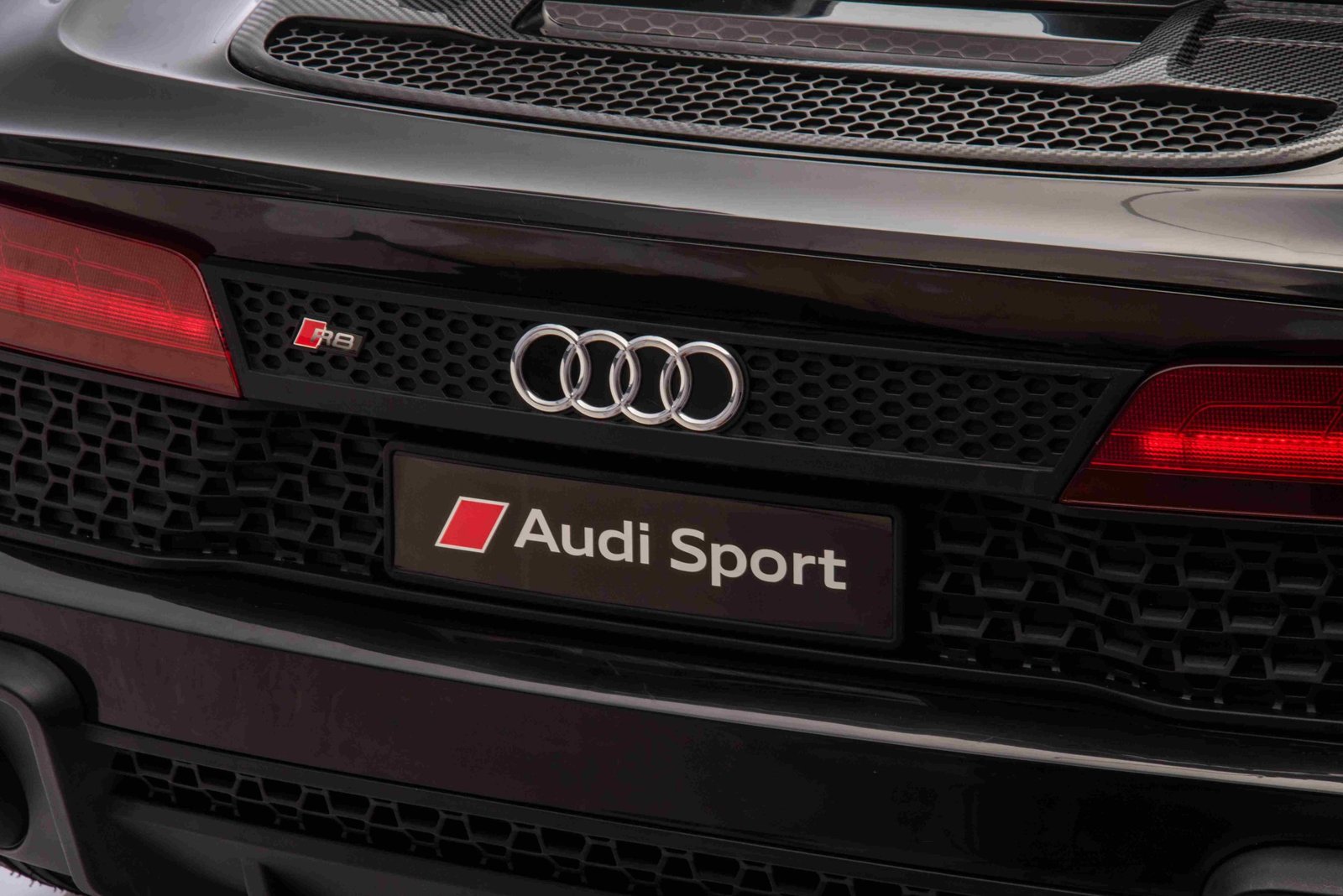 Лицензирана Акумулаторна Кола Audi R8 Premium, 200W, 24V/14Ah, Помпещи гуми, R/C 2.4G - Image 26