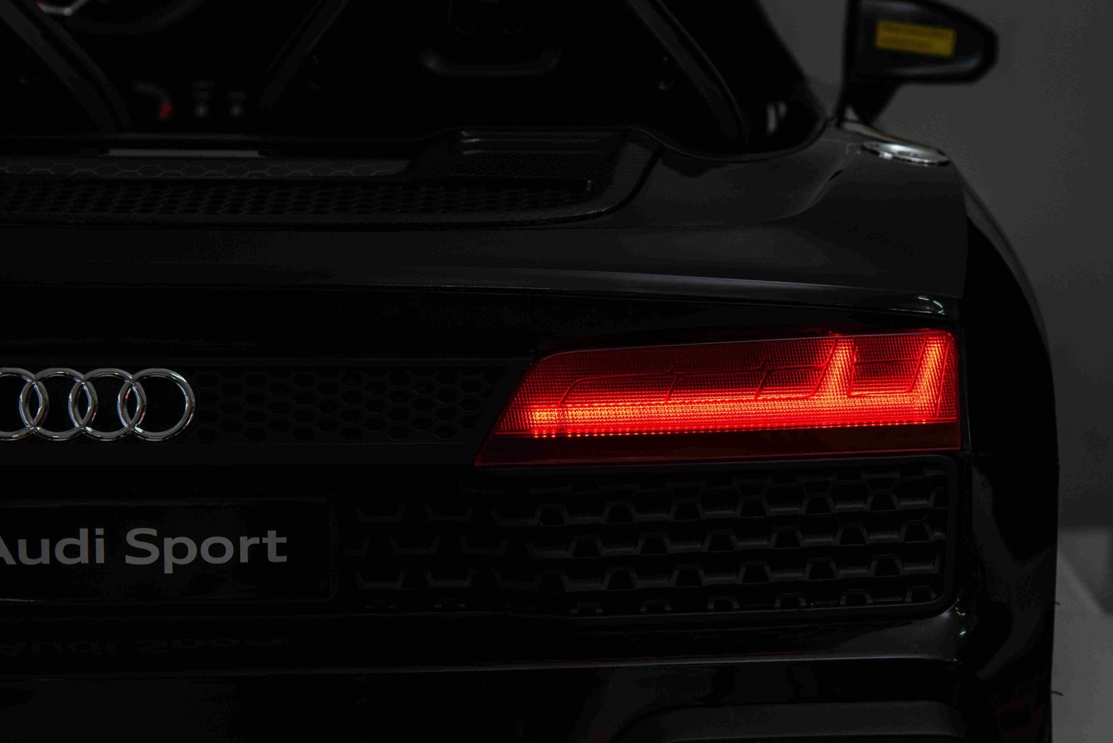 Лицензирана Акумулаторна Кола Audi R8 Premium, 200W, 24V/14Ah, Помпещи гуми, R/C 2.4G - Image 18