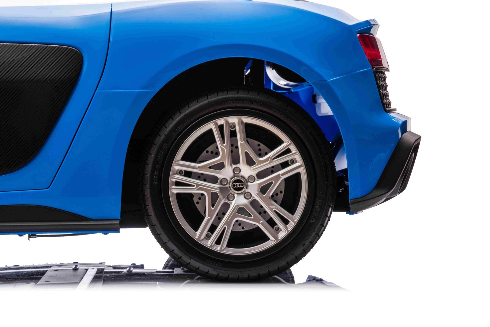 Лицензирана Акумулаторна Кола Audi R8 Premium, 200W, 24V/14Ah, Помпещи гуми, R/C 2.4G - Image 22