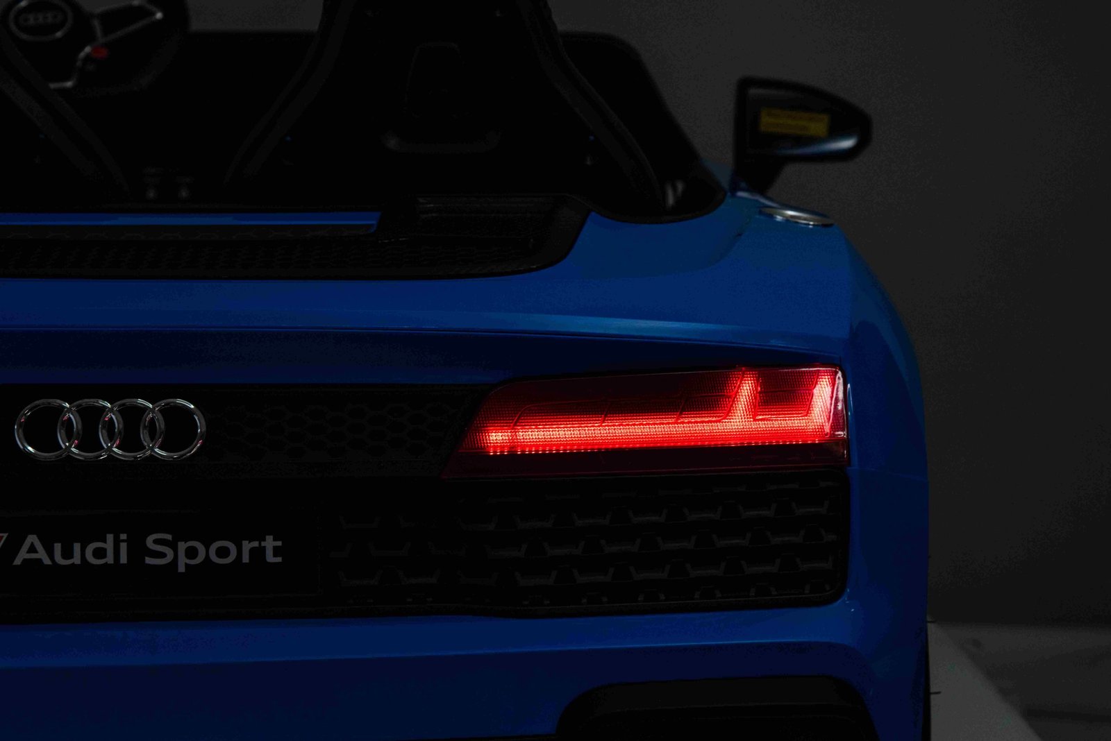 Лицензирана Акумулаторна Кола Audi R8 Premium, 200W, 24V/14Ah, Помпещи гуми, R/C 2.4G - Image 16