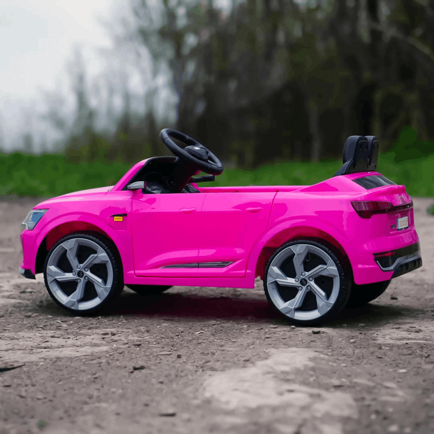 Лицензиран акумулаторен джип Audi SQ8, 70W, 12V4.5Ah, R/C 2.4G, EVA гуми - Image 5
